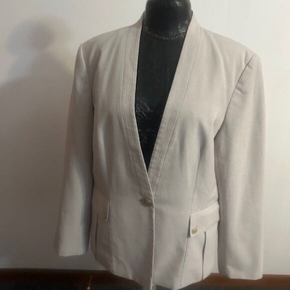 John Meyer Jackets & Blazers - John Meyer Cream 1 button V-neck blazer, size 16